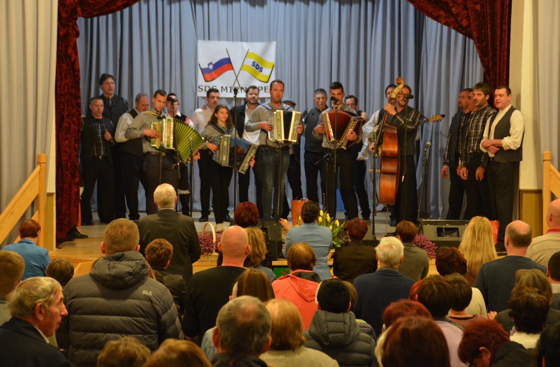 Koncert čudovite slovenske glasbe v Mirni Peči za matere in očete