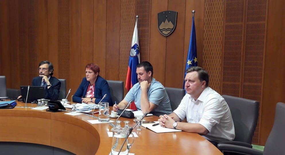 [OTROŠKA SRČNA KIRURGIJA] Mishaly operiral brez licence, pod njegove operacije so se podpisovali drugi