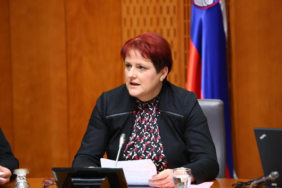 O plačah zaposlenih v propadlem projektu Nacionalnega inštituta za otroške srčne bolezni