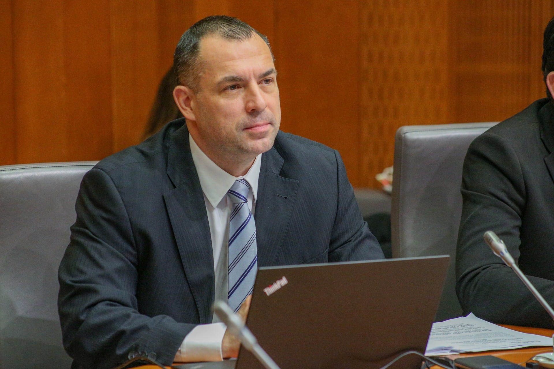 Jani Möderndorfer preiskovalno komisijo vodi absolutistično in krši vsa poslovniška določila