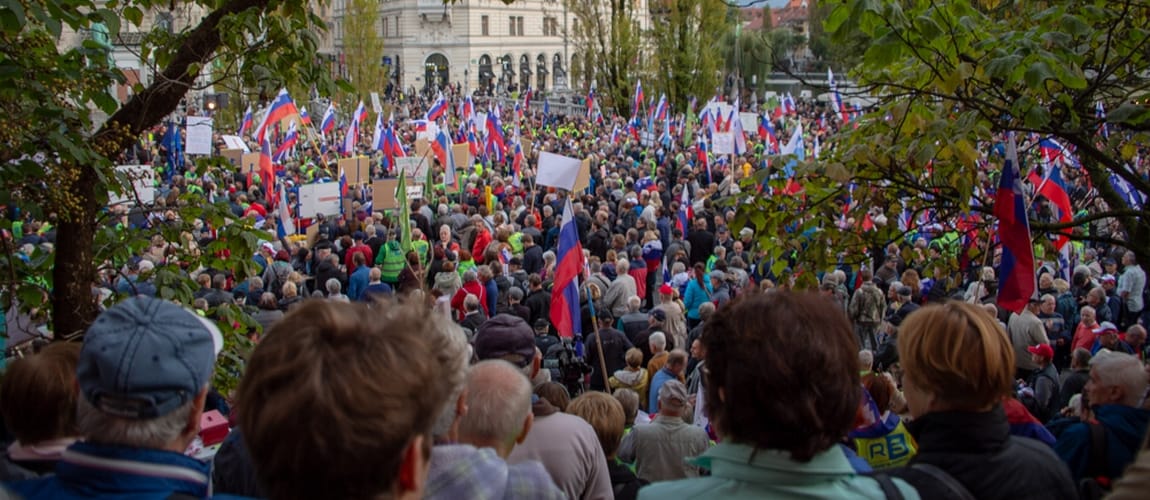 Več kot 5000 zbranih na protestu zahteva pravičnejšo domovino