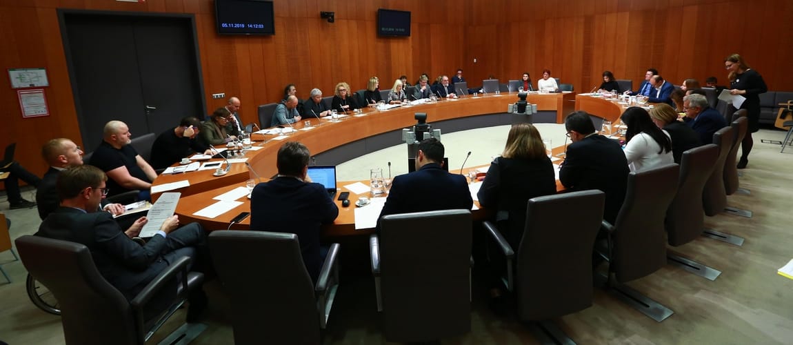 [ODBOR ZA DELO] Slepi in slabovidni otroci ter njihovi starši končno dočakali pravico