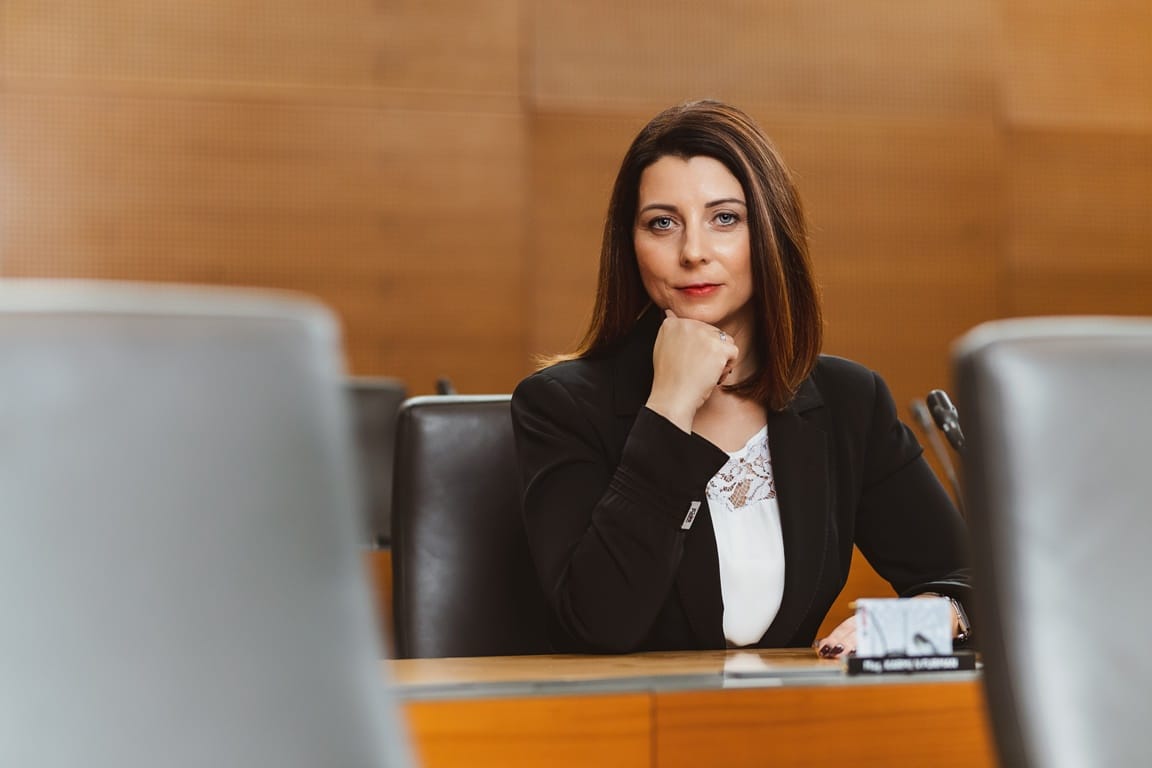 Mag. Karmen Furman: Pospešena centralizacija vse bolj odmika javno upravo od njenih uporabnikov