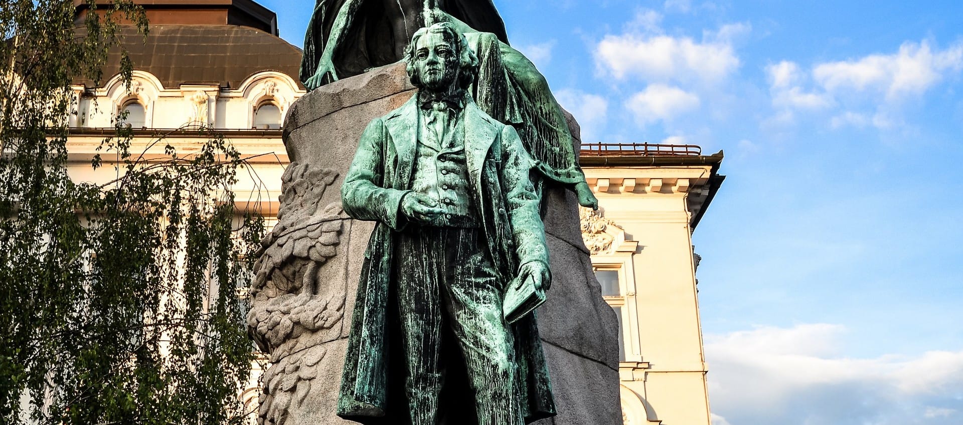 Prešeren je skozi svojo poezijo opeval lepote slovenstva, ki so neminljive