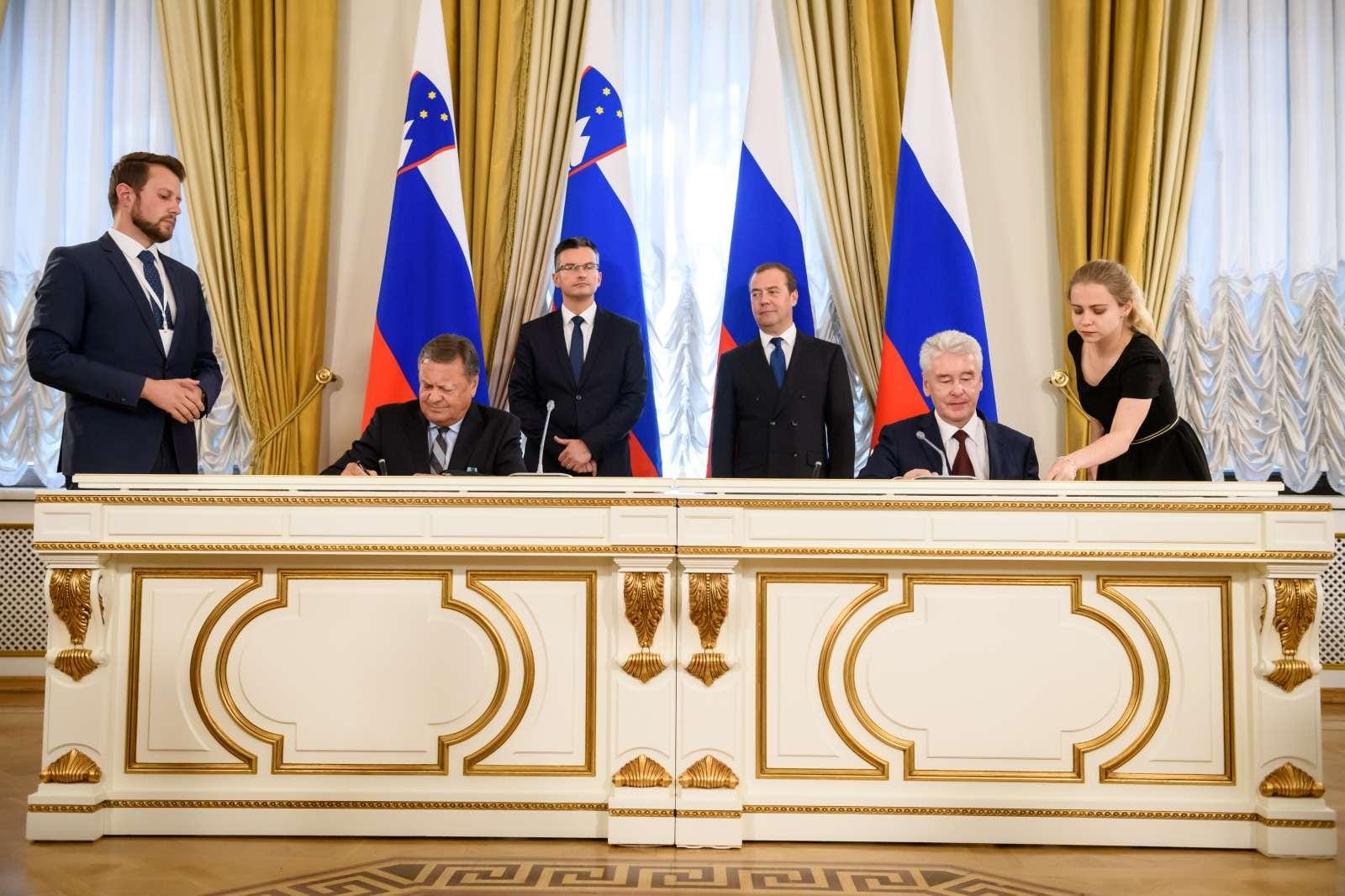 Pod okriljem Šarčevega obiska v Moskvi podpisan memorandum s potencialnimi ogromnimi negativnimi finančnimi posledicami