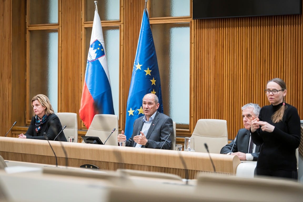 Janez Janša: Eden daleč najpomembnejših ukrepov pri zajezitvi širjenja koronavirusa je samoizolacija