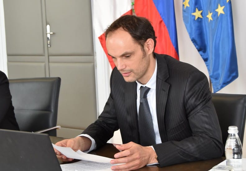 Video konferenca ministra dr. Logarja s francoskim zunanjim ministrom Le Drianom