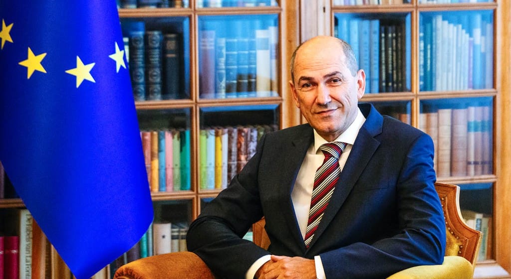 Janez Janša: Razlika med našo sedanjo vlado in tremi njenimi predhodnicami je v tem, da mi ne mlatimo prazne slame, ampak sodelujemo, iščemo rešitve, načrtujemo in ukrepamo. In dokazujemo, da Slovenija zmore