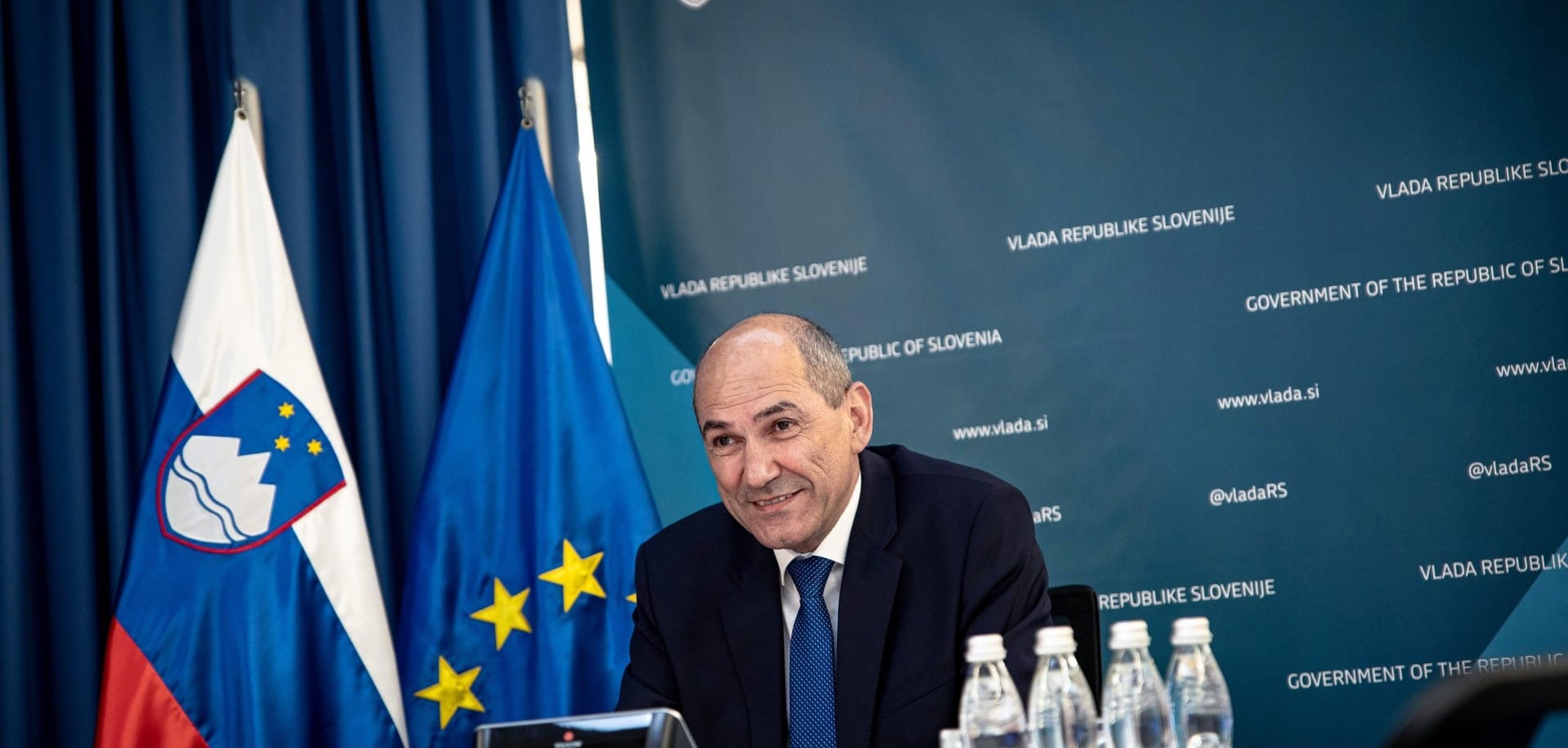 Predsednik vlade Janez Janša na videokonferenci s kanclerko Zvezne republike Nemčije Angelo Merkel in predsednikom vlade Portugalske republike Antoniom Costo