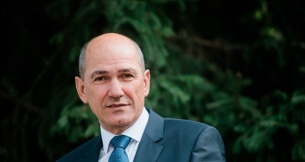 Predsednik vlade Janez Janša na videokonferenčnem pogovoru s predsednikom uprave Sandoz
