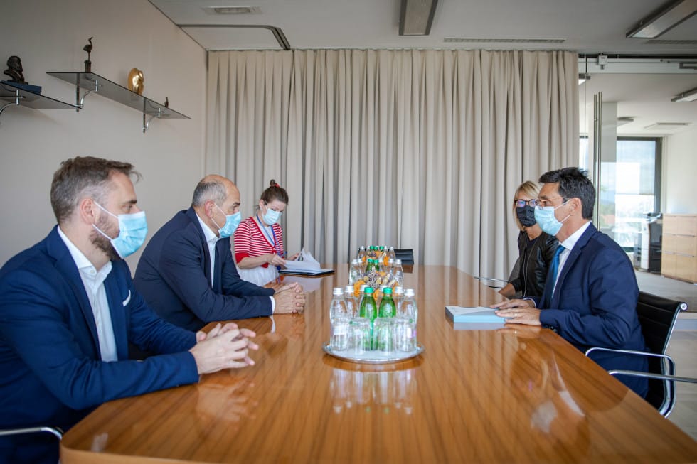 Predsednik vlade Janez Janša sprejel varuha človekovih pravic Petra Svetino