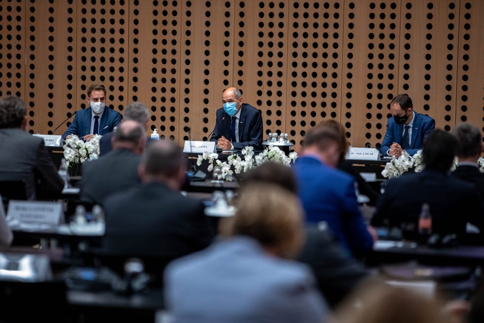 Predsednik vlade Janez Janša na posvetu slovenske diplomacije o Evropi po brexitu in koronakrizi