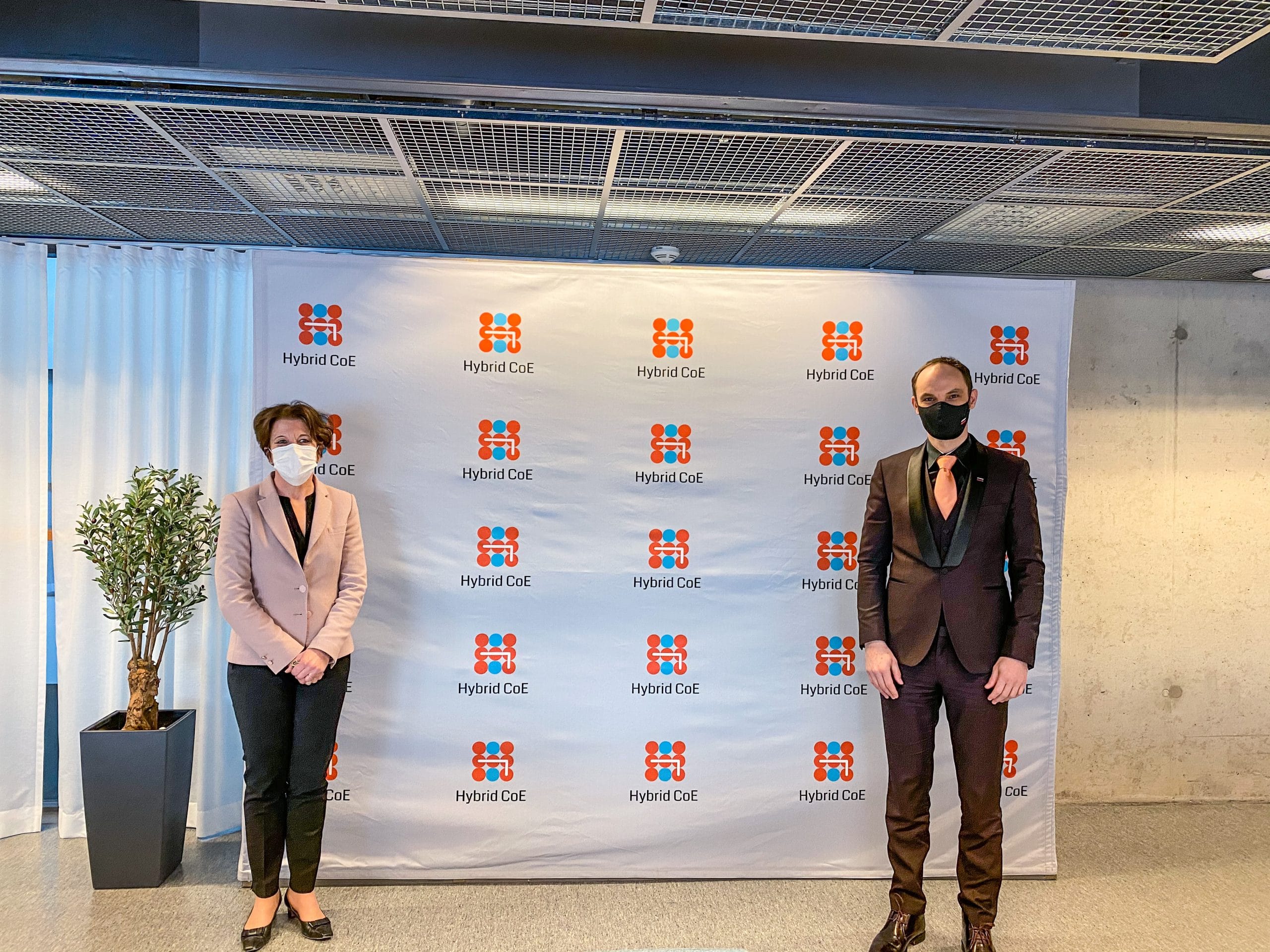 Minister dr. Logar s strokovnjaki Evropskega centra odličnosti o izgradnji odpornosti proti hibridnim grožnjam in dezinformacijam
