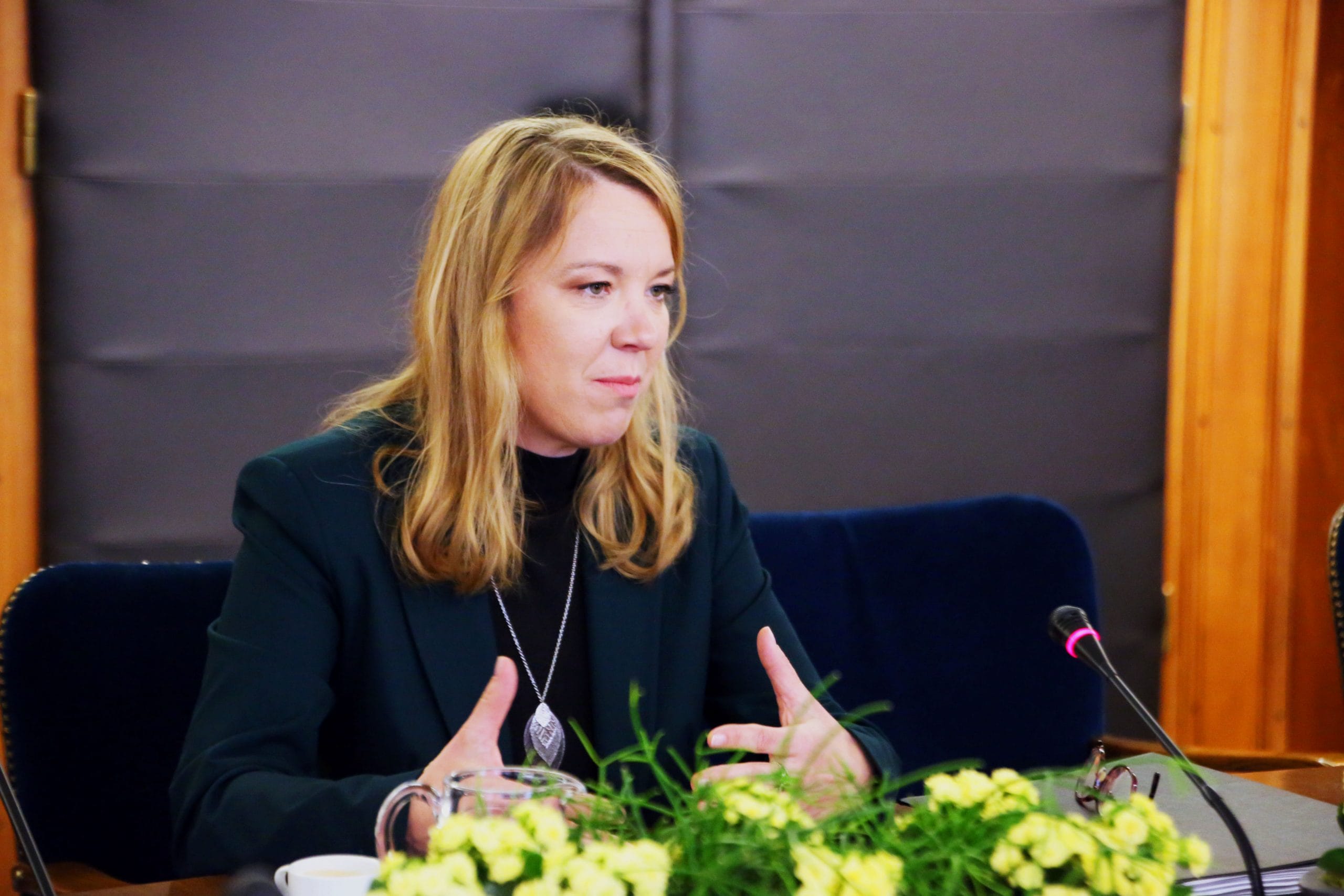 Odziv ministrice dr. Helene Jaklitsch na poškodovane dvojezične krajevne table v Pliberku in Dobrli vasi na avstrijskem Koroškem