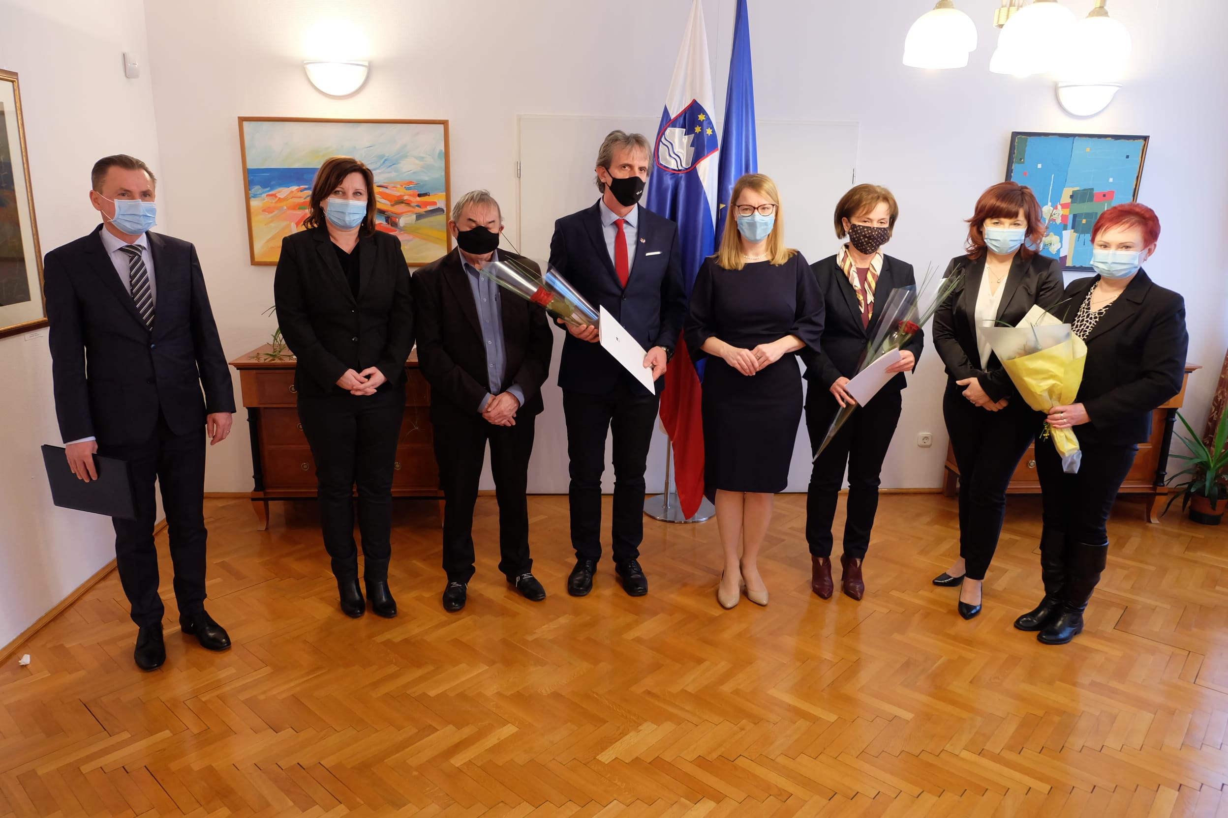 Ministrica dr. Jaklitsch v Porabju podelila spominski znak »Za požrtvovalnost v boju proti COVID-19«
