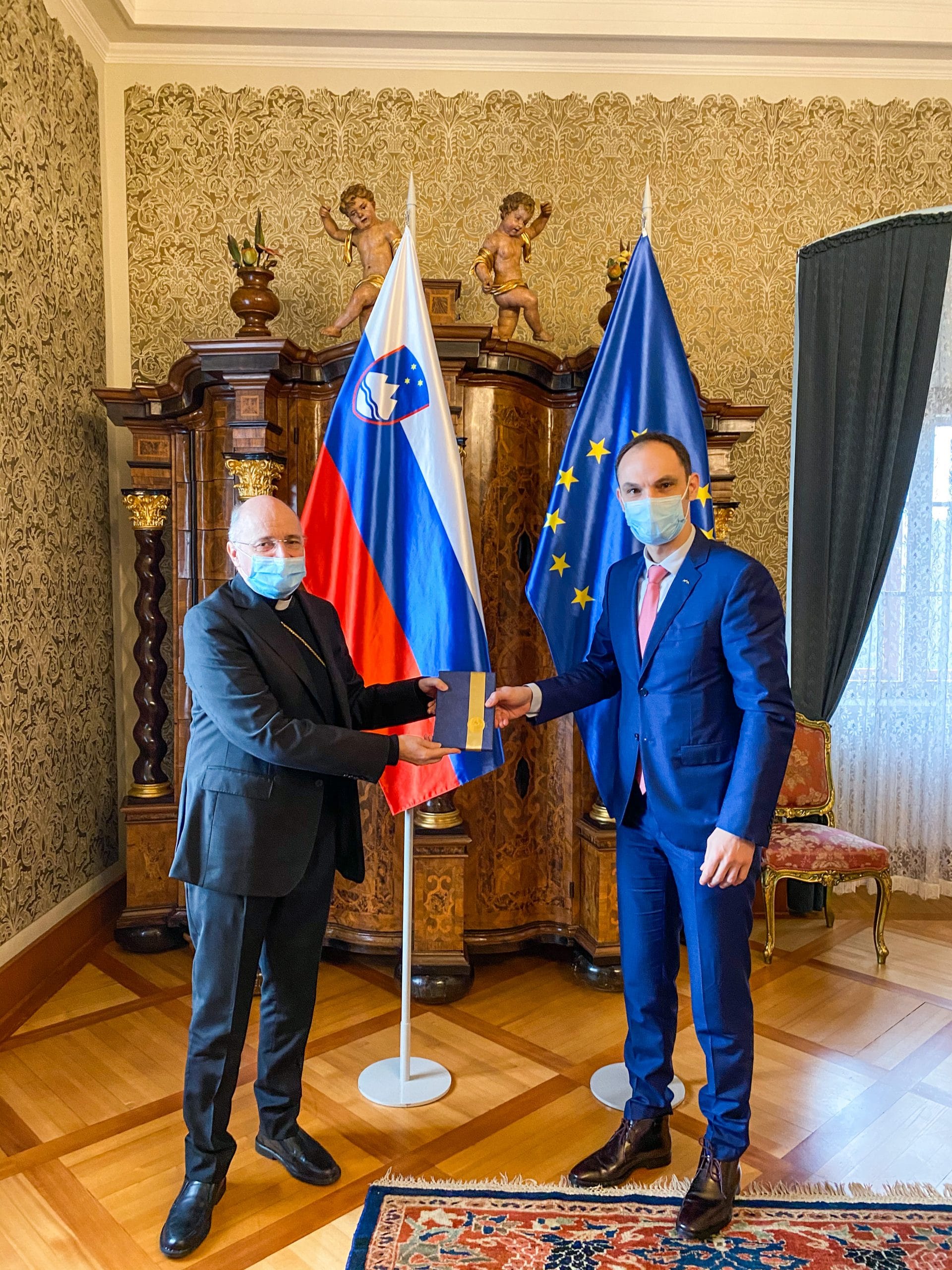Minister dr. Logar na Prešernov dan podaril roman Draga Jančarja doajenu diplomatskega zbora apostolskemu nunciju v Sloveniji Jeanu-Marieju Speichu