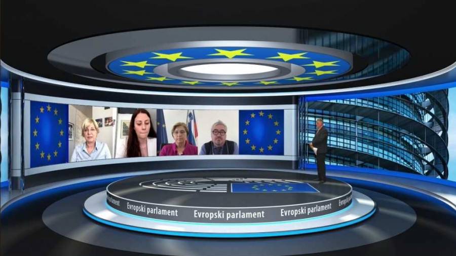 Romana Tomc v virtualnem studiu pred plenarnim zasedanjem Evropskega parlamenta