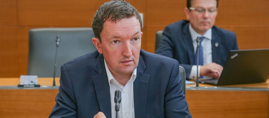 [POSLANSKO VPRAŠANJE] Tomaž Lisec: Ali bo vsaj za pisni del pravniškega državnega izpita dovoljena uporaba računalnika?