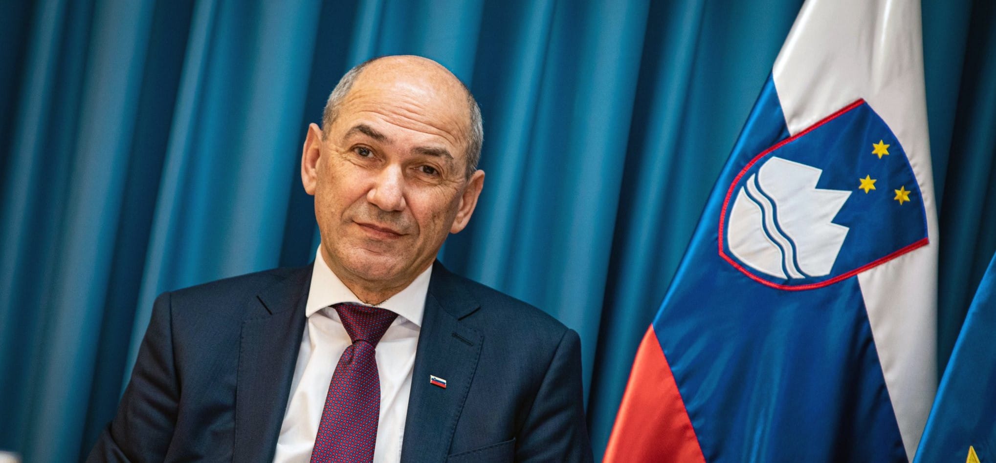 Predsednik vlade Janez Janša na videokonferenčnem srečanju s predsednikom Evropskega sveta Charlesom Michelom