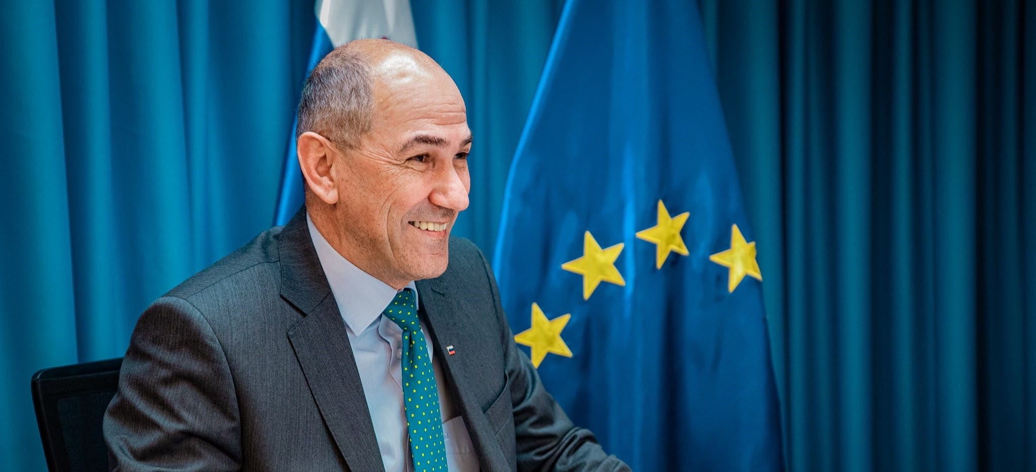 Predsednik vlade Janez Janša na videokonferenčnem srečanju s predsednico Evropske komisije Ursulo von der Leyen