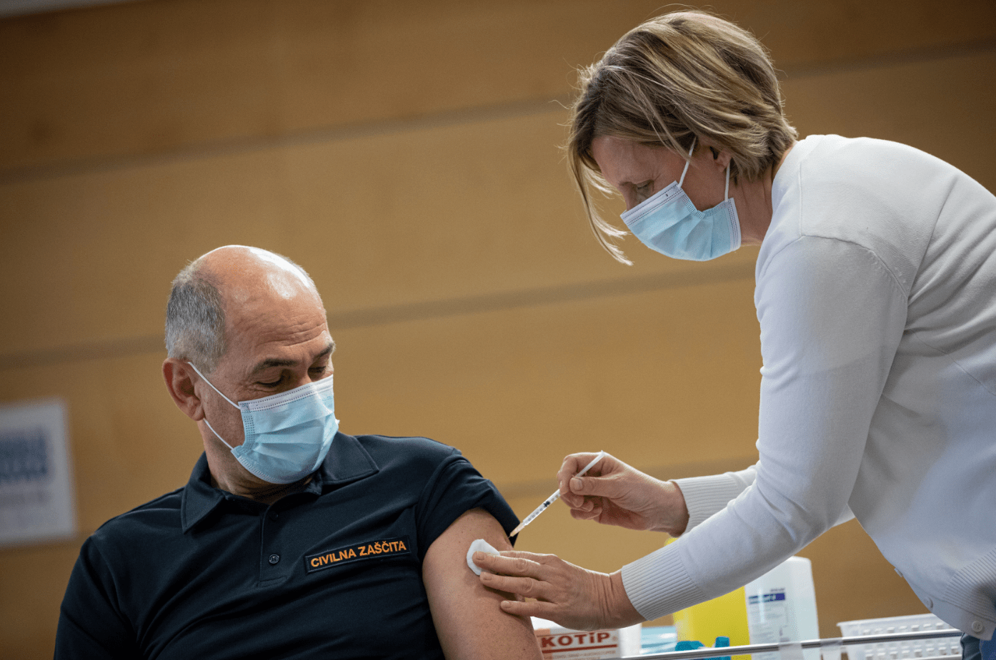Predsednik vlade Janez Janša se je cepil s cepivom AstraZeneca