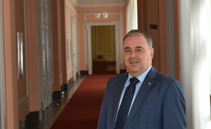 [STALIŠČE] Danijel Krivec: V SDS želimo, da se državljani in državljanke seznanijo z dejanskim stanjem in resnico, zato podajamo odgovore na vse obtožbe z jasnimi argumenti.