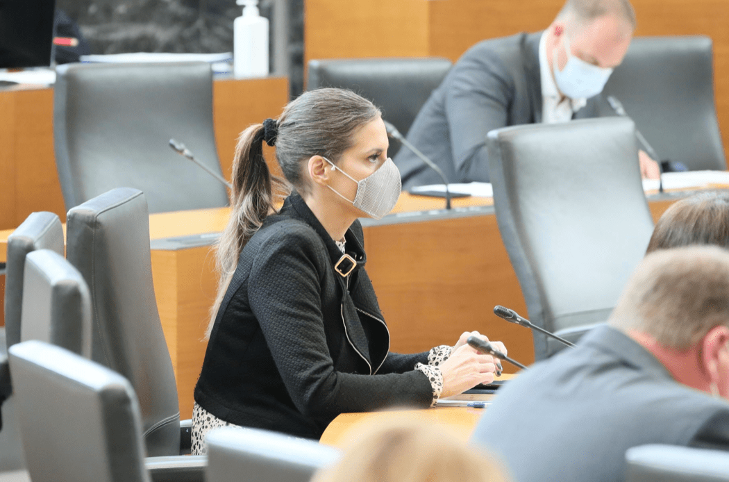 [STALIŠČE] Eva Irgl: Zakon o starševskem varstvu in družinskih prejemkih bo izboljšal materialni položaj vseh tistih družin, ki imajo otroke, ki potrebujejo posebno varstvo in skrb