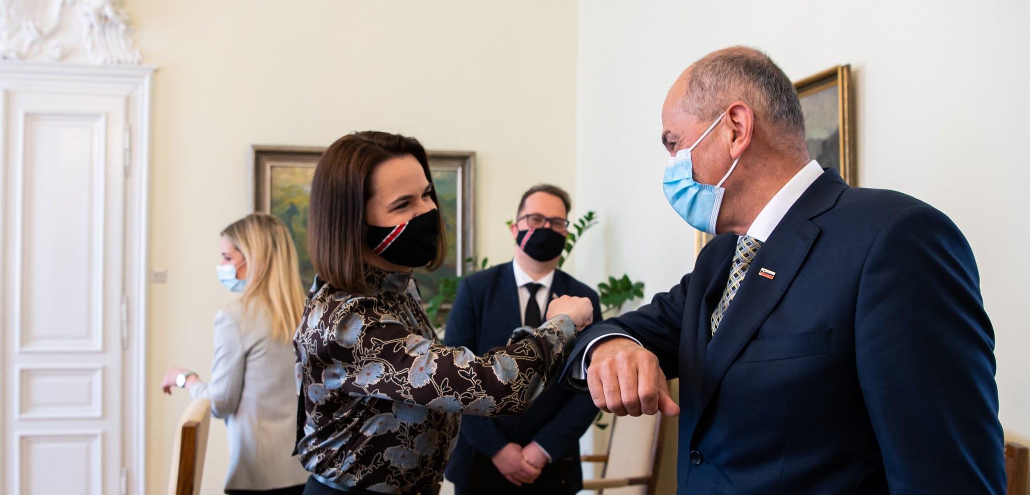 Predsednik vlade Janez Janša se na neformalnem delovnem pogovoru z belorusko opozicijsko voditeljico Svetlano Tihanovsko