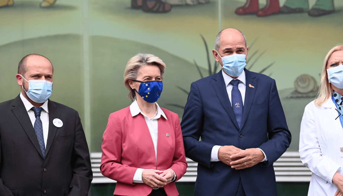 Predsednik vlade Janez Janša s predsednico Evropske komisije Ursulo von der Leyen v Pediatrični kliniki v Ljubljani