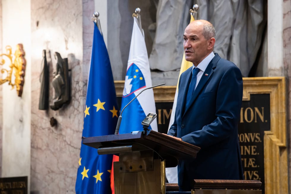 Predsednik vlade Janez Janša pri sveti maši v ljubljanski stolnici ob koncu oboroženih spopadov in zmagi v vojni za Slovenijo