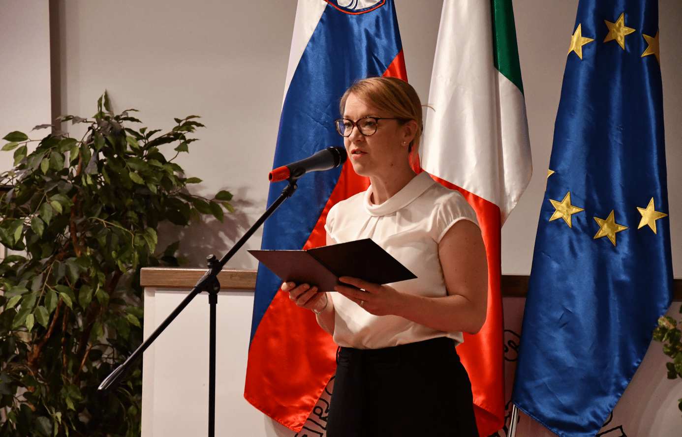 Ministrica dr. Jaklitsch na spominski svečanosti ob 101. obletnici požiga Narodnega doma