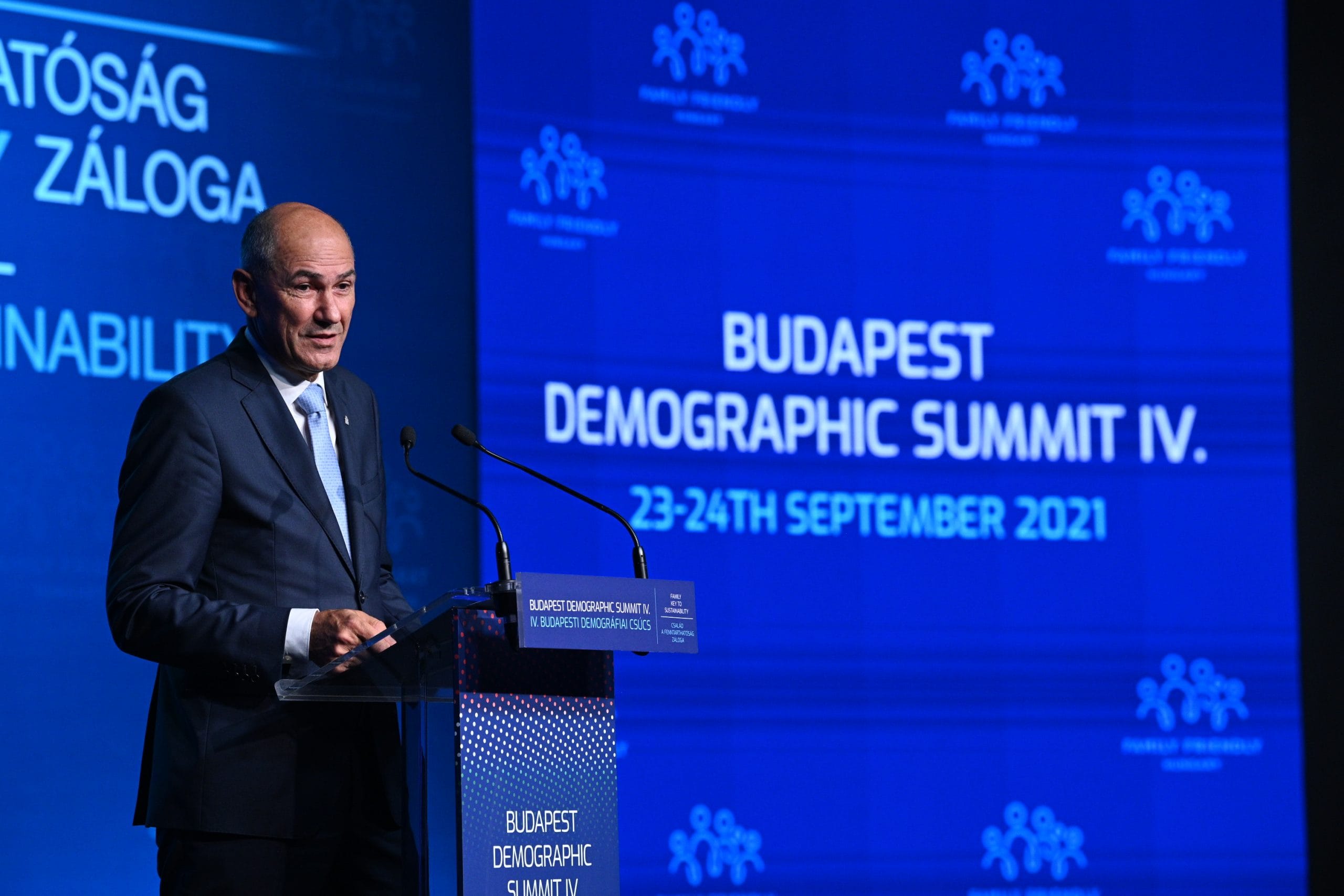 Predsednik vlade Janez Janša na Demografskem vrhu v Budimpešti: Potrebujemo pogumno družinsko politiko