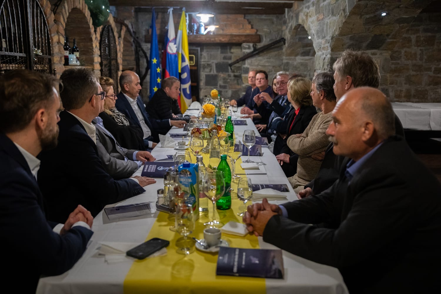 Predsednik vlade in ministri SDS s predstavniki Obalno-kraške regije