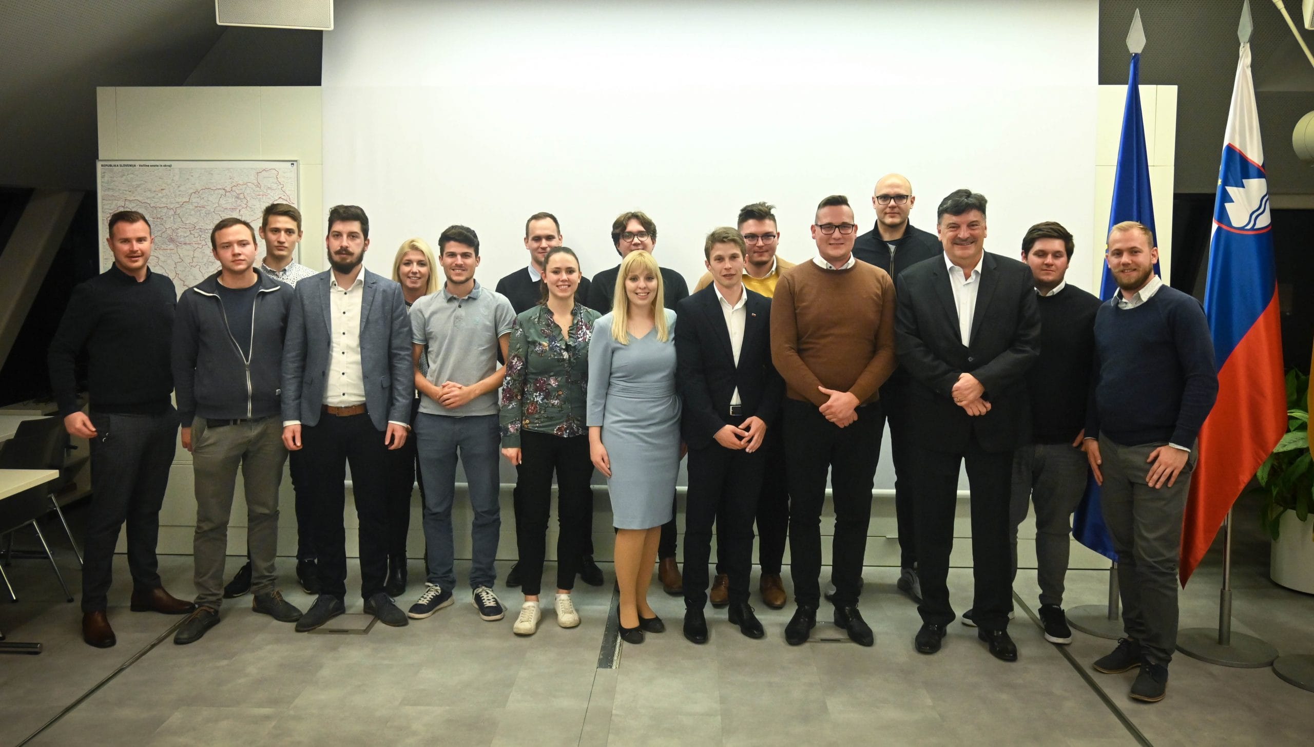 Slovenska demokratska mladina ustanovila Klub svetnic in svetnikov SDM