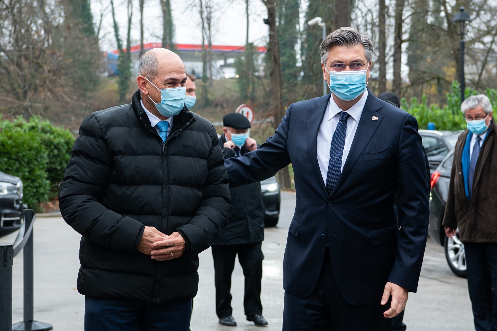 Srečanje slovenskega in hrvaškega predsednika vlade Janeza Janše in Andreja Plenkovića ob odkritju obeležja v spomin na sodelovanje obeh vlad v času osamosvajanja
