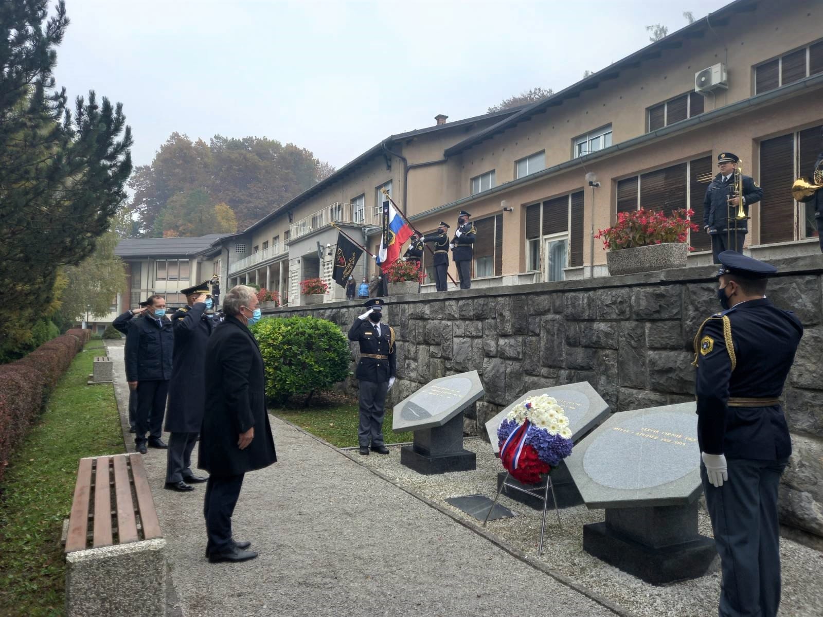 Ob dnevu spomina na mrtve se je minister Hojs poklonil v Tacnu in na ljubljanskih Žalah