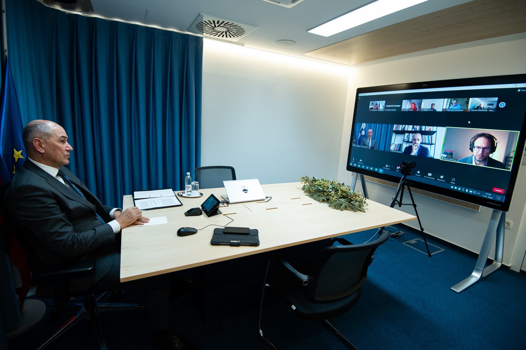 Predsednik vlade Janez Janša na avdio-video konferenčnem srečanju z Atlantic Council