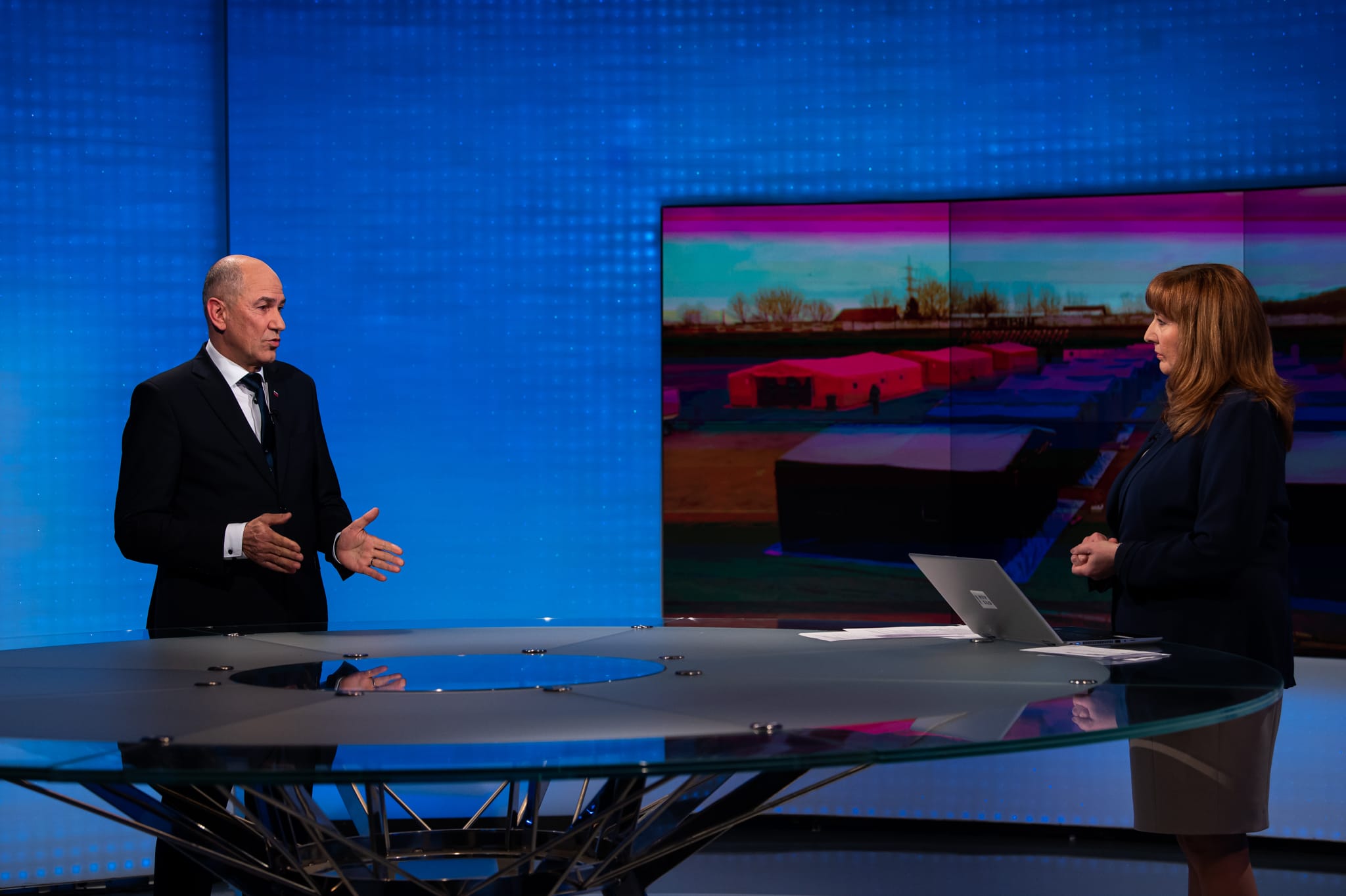 Predsednik vlade Janez Janša gost oddaje Odmevi plus na TV Slovenija 1 o vojni v Ukrajini