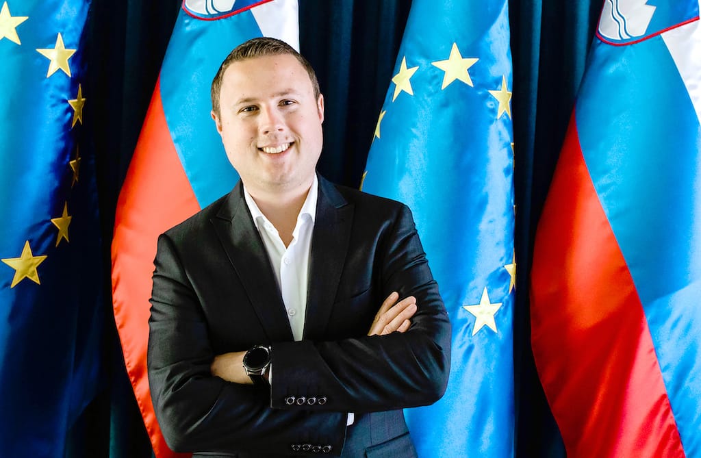 (INTERVJU) Žan Mahnič: "Zaradi zdajšnje vlade je Poljanska dolina veliko gradbišče"