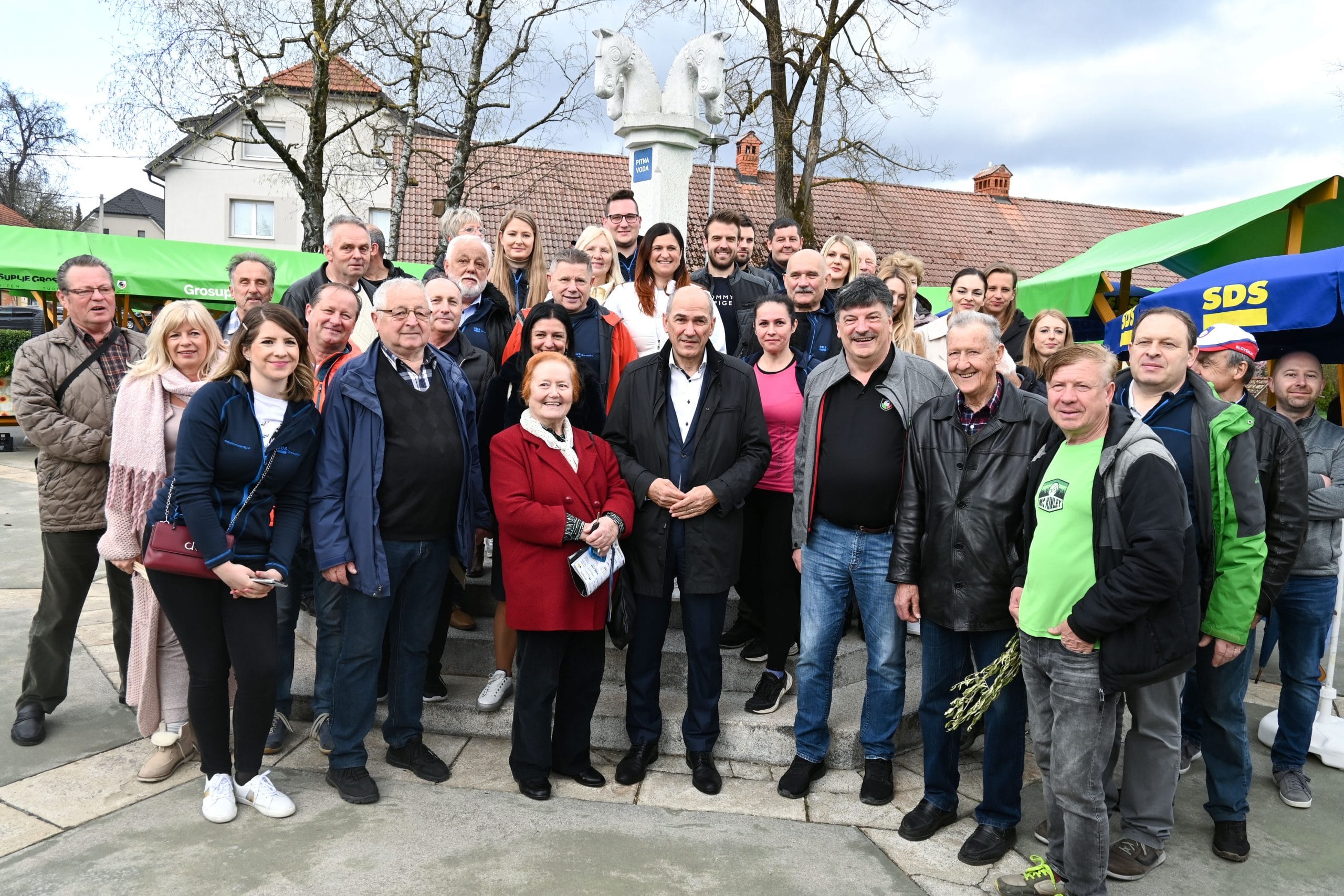 Predsednik SDS Janez Janša obiskal tržnici v Ivančni Gorici in Grosupljem