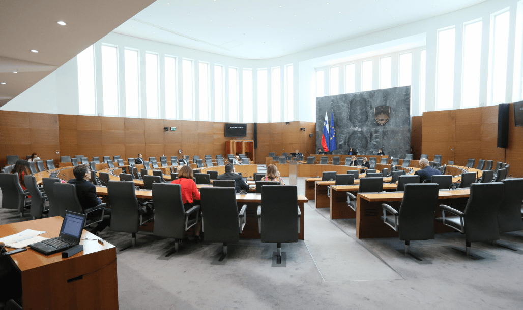 Po mnenju kandidatke za ministrico za javno upravo je število javnih uslužbencev v Sloveniji ustrezno