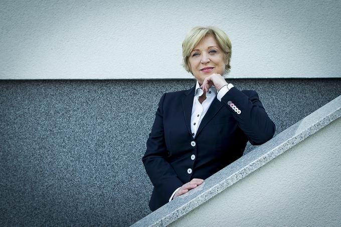 Romana Tomc: Za frizurami in čevlji je epski spopad za državna podjetja in popolno podreditev medijev