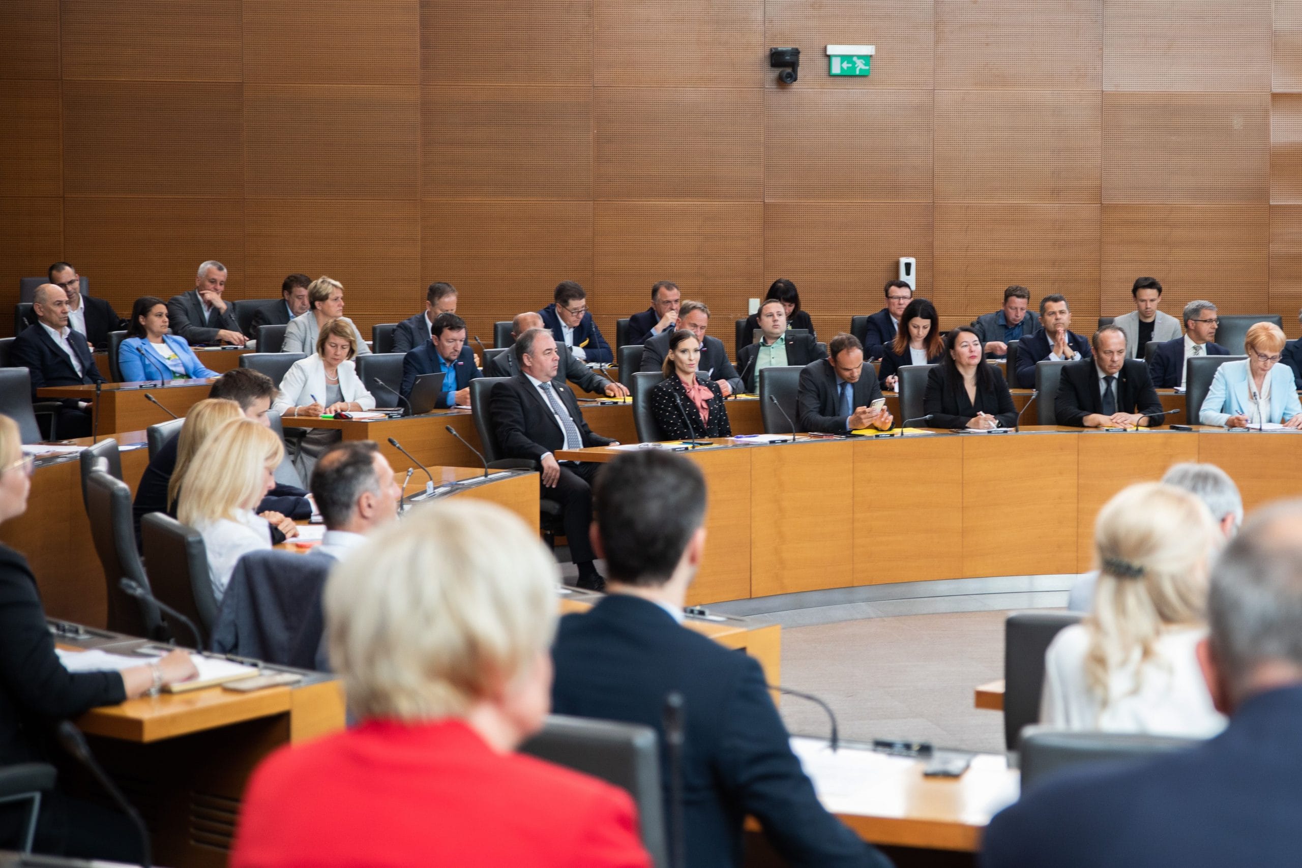 Poslanska skupina SDS je vložila predlog za razpis posvetovalnega referenduma o predlaganih spremembah zakona o vladi