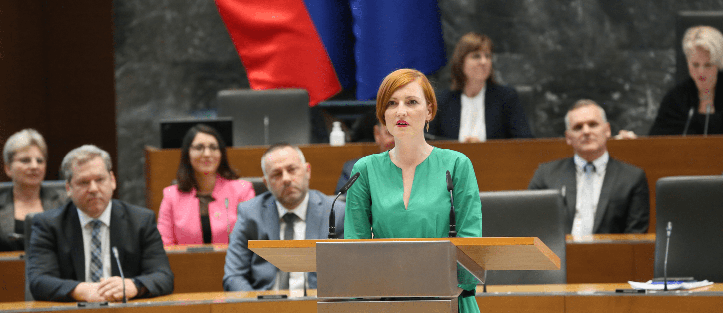 [POSLANSKO VPRAŠANJE] Je ministrica za kulturo načrtno zavajala javnost ali ne pozna ustave?