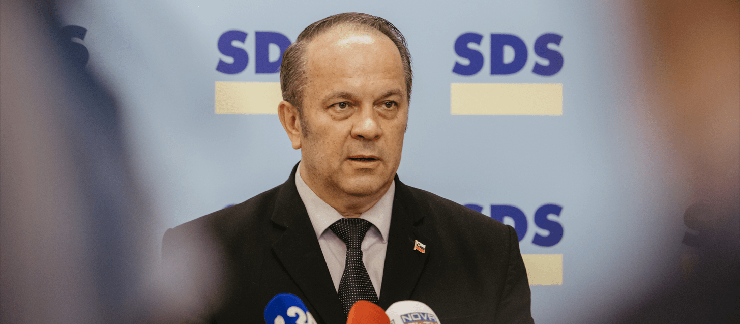 SDS vložila podpise za razpis referenduma o spremembah zakona o vladi, ki povečuje število ministrstev