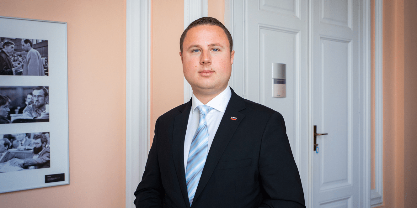 [STALIŠČE] Ljudstvo se naj na referendumu izreče, ali želi plačevati dražji bencin, zato da bo Golobova vlada lahko zaposlovala svoje strankarske kolege