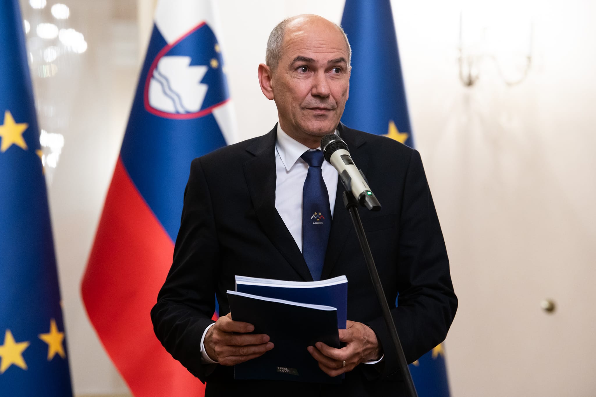 Predsednik vlade Janez Janša in predsednik vlade Robert Golob sta opravila primopredajo poslov