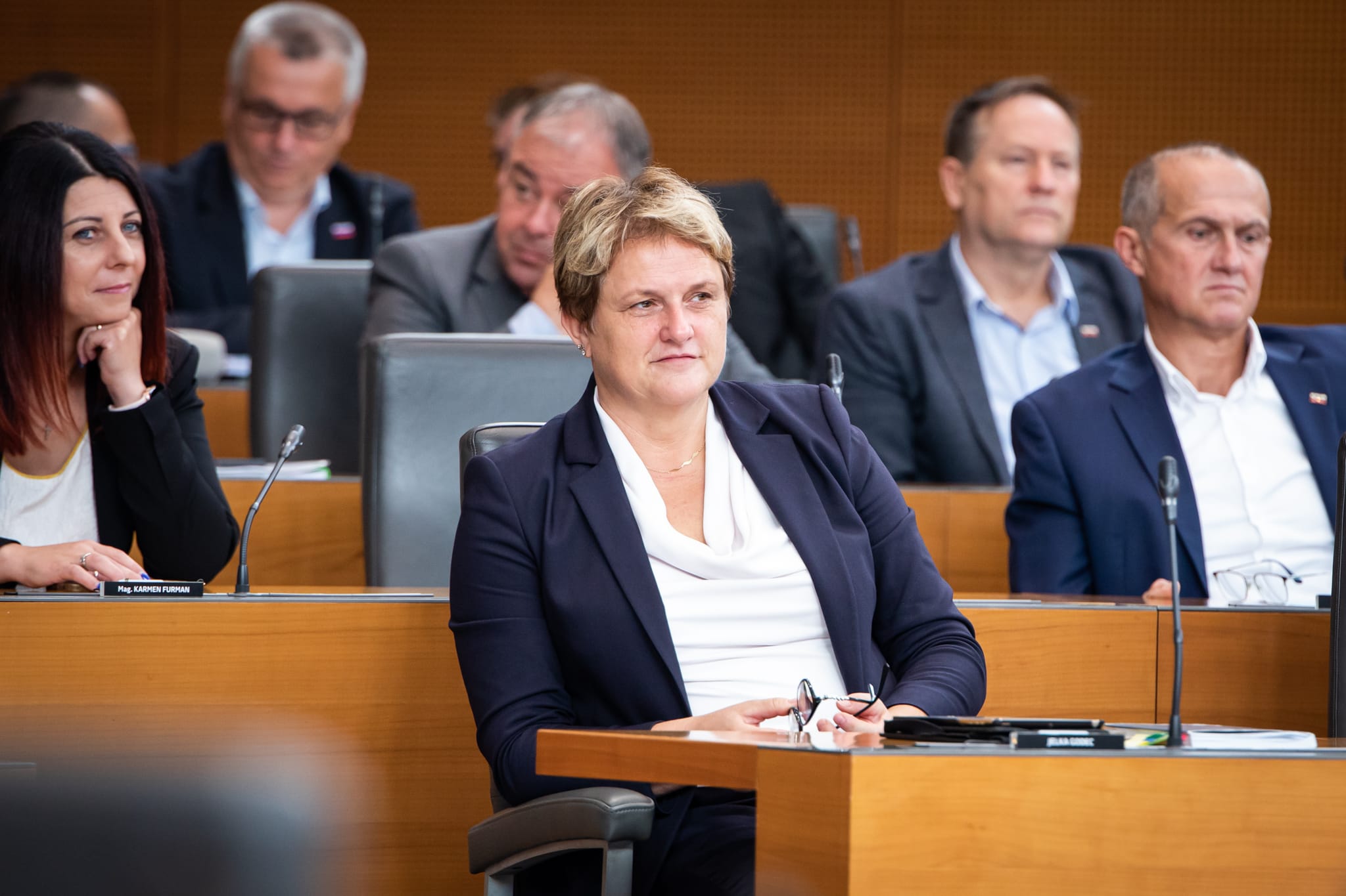 [POSLANSKO VPRAŠANJE] Kakšne honorarje bodo prejemali člani posameznih delovnih skupin?