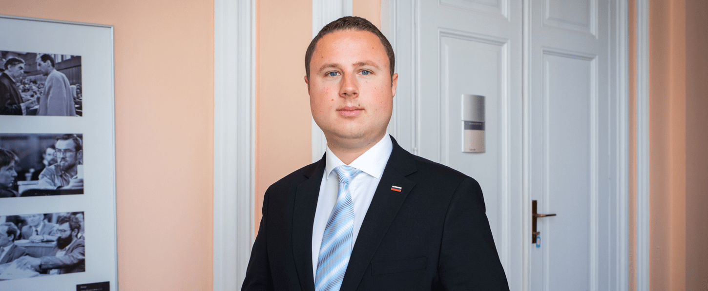 [POSLANSKO VPRAŠANJE] Žan Mahnič vlado pozval, da pripravi seznam zaposlenih v kabinetih ministrov in v kabinetu predsednika vlade