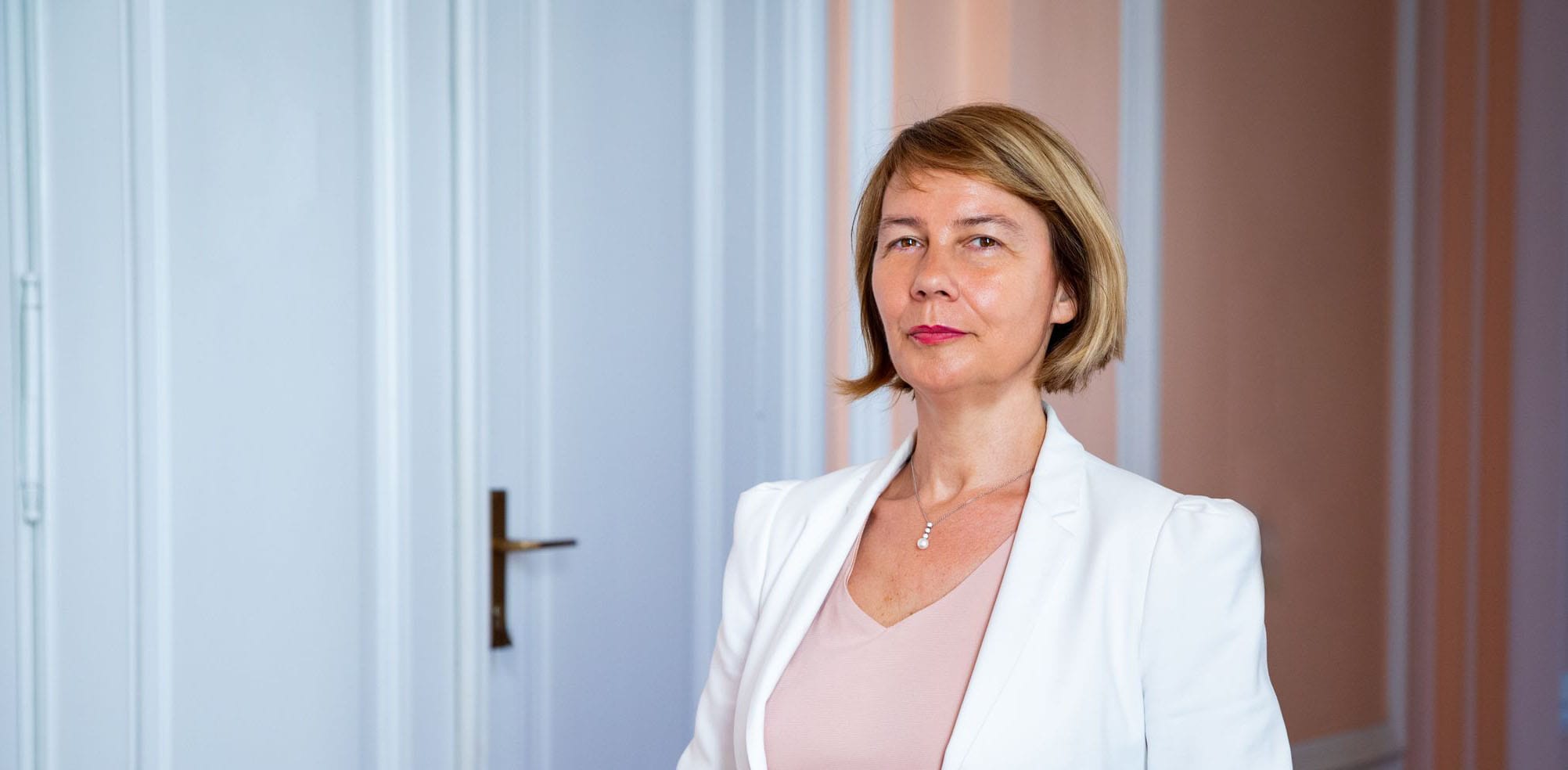 Alenka Jeraj: Medtem ko se spremembe Zakona o RTV sprejemajo po nujnem postopku, predsednik vlade Golob letuje na morju